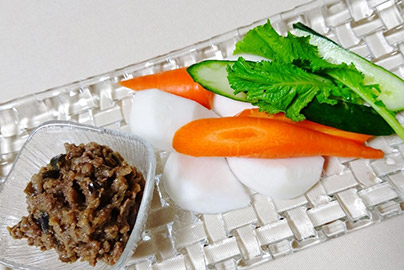 きな粉入りにんにく肉みそ 野菜添え