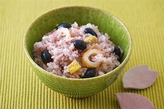 桜色の黒豆炊き込みご飯